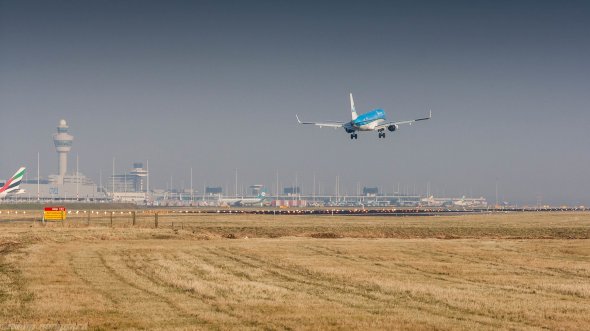 Ein KLM Cityhopper Embraer 190 Sekunden vor dem Touchdown in Amsterdam-Schiphol