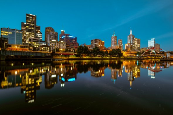 Die abendliche Skyline von Melbourne.
