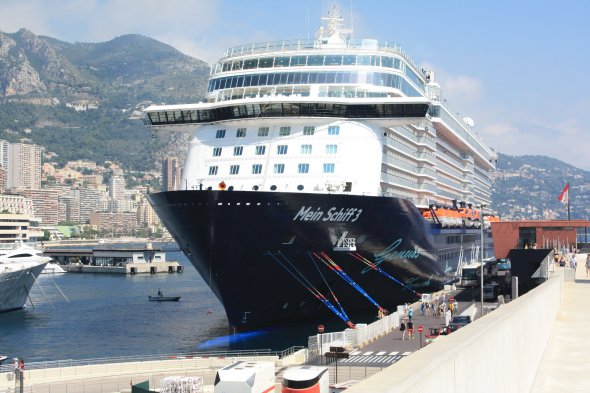 Die Mein Schiff 3 in Monaco. Mit dem 'Premium Alles Inklusive'-Konzept kann man bei TUI Cruises die Nebenkosten an Bord gering halten.