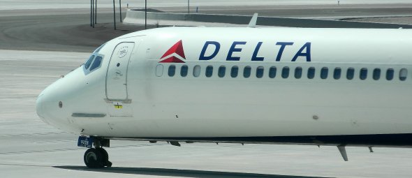 Delta sendet ein Privatflugzeug, nachdem American Airlines den Flug einer Studentengruppe gecancelt hat.