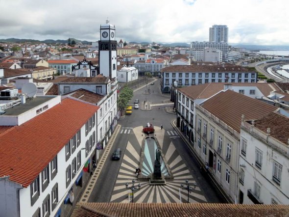 'Praca do Municipio' ist das Herz von Ponta Delgada auf der Azoreninsel Sao Miguel - dieser Stop auf den Azoren ist definitiv das Highlight der Reise.