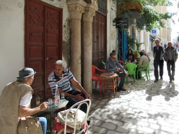 Dieses kleine Café in der Rue Sidi Ben Arous in der Medina von Tunis ist bei tunesischen Einheimischen beliebt.