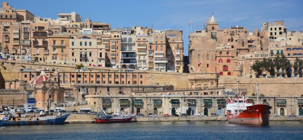 Valletta ist die Hauptstadt der Mittelmeer-Insel Malta. Erreichbar in ca. 30min mit den regelmäßigen günstigen Bussen ab Qawra, dem Standort eures 3,5*-Hotels.