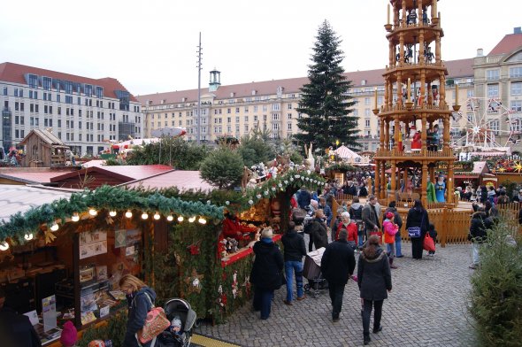 Der Dresdner Striezelmarkt gehört zu einer schönsten Weihnachtsmärkte in ganz Deutschland.