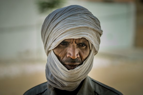 Ein Mann in einer Straße in Nouakchott, Mauretanien.