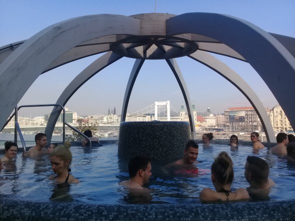 Tolle Aussicht auf die Stadt udn Donau aus dem warmen Thermalwasser aus dem Pool auf der Dachterasse des Rudas-Bades.