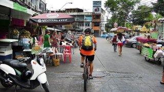 Auch auf dem Fahrrad kann man Bangkok entdecken: Einfach Bike mieten und losfahren!