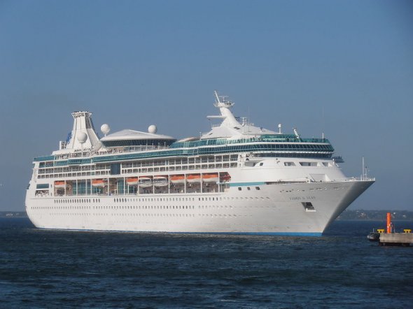 Die Vision of the Seas ist mit nur 993 Kabinen für maximal 2.416 Gäste ein mittelgroßes Schiff und das ideale Schiff für diese Kreuzfahrt. Auch Kreuzfahrt-Neulinge finden sich an Bord schnell zurecht.