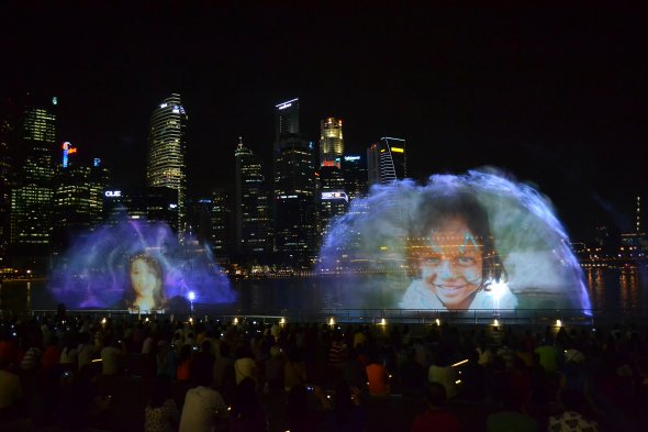 Licht- und Filmshow im nächtlichen Singapur.