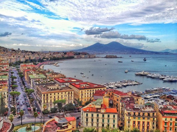 Auch ein Stop auf dieser attraktiven Schnäppchenkreuzfahrt: Neapel, hier mit Blick auf den Vesuv.