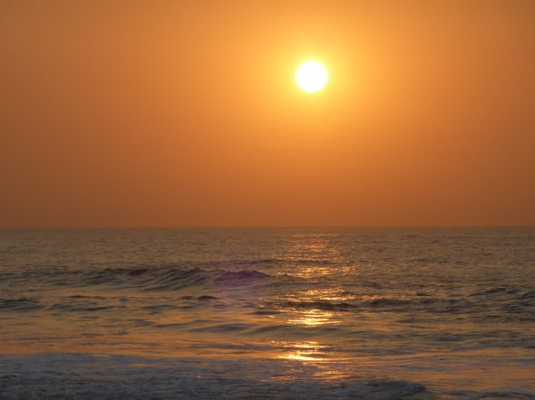 Sonnenuntergang am Kololi Beach in Gambia, dem Ziel dieser billigen Pauschalreise.