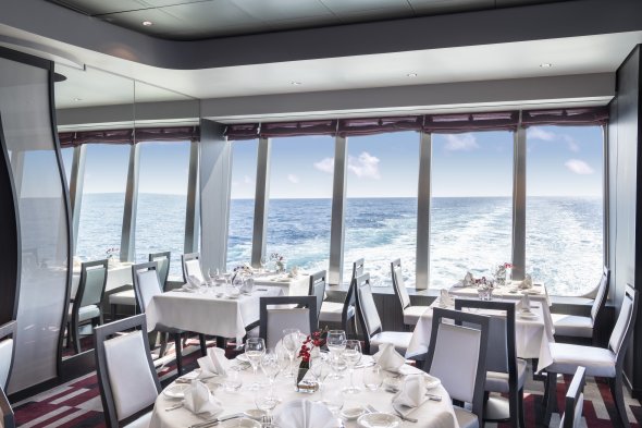Auch auf dieser Reise im Reisepreis inklusive: Das A-la-carte-Hauptrestaurant 'Lighthouse Restaurant' am Heck der MSC Bellissima mit Sicht auf das wunderschöne Meer.