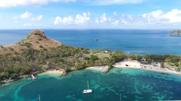 Bei dieser Reise steuert ihr auch Pigeon Island auf St. Lucia an. Anders als die ganz riesigen Kreuzfahrtschiffe fahren kleinere Schiffe aus dem Luxusbereich meist kleine Ziele ohne den sogenannten 'Overtourismus' an.