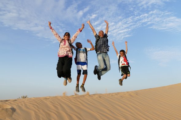 Ein Erlebnis für die ganze Familie: Mit einer organisierten Tour in die Wüste der Vereinigten Arabischen Emirate.