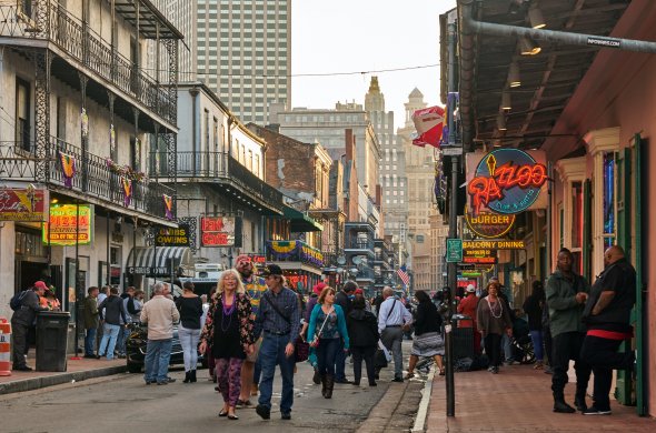 Das berühmte 'French Quarter' in New Orleans. Viele Bars und Clubs locken für einen abendlichen Absacker.