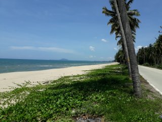 Einsamer, naturbelassener Strand bei Ban Krud, Thailand
