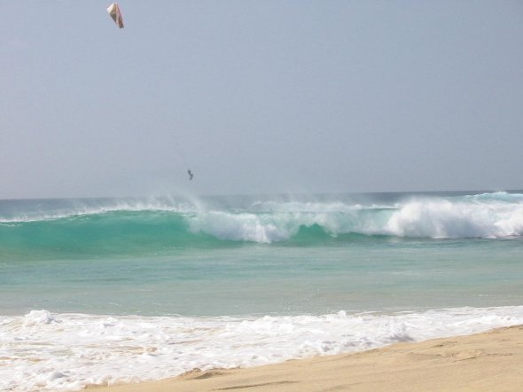 Auch Surfer fühlen sich vor Ort wohl. Überfüllung ist auf der Insel Sal mit traumhaften und menschenleeren Stränden ein Fremdwort.