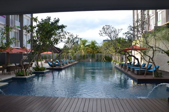 Auch die angesagte und stylische Hotelmarke 'Ibis Styles' kann gebucht werden. In Asien wie hier auf Bali auch oftmals mit Pool und das zu sehr günstigen Preisen für oftmals nicht einmal 40-50€ pro Übernachtung inkl. Buffetfrühstück.