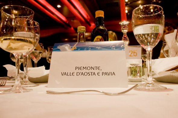 Costa veranstaltet jeden Abend an Bord einen Themenabend mit Menüs aus der Region. An einem Abend wird z.B. der Themenabend Piemont im Bedienrestaurant der Costa Pacifica gefeiert.