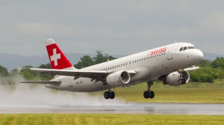 Ein Airbus A320 von Swiss beim Abflug