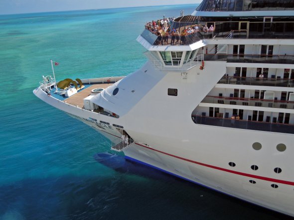 Die 'kompakte' Carnival Miracle für maximal 2.680 Passagiere ist auch genau das Schiff mit der richtigen Größe für diese Hawaii-Reise. Die Buchung einer Balkonkabine ist definitiv empfehlenswert.