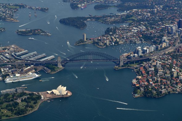 Blick auf die weltberühmte Harbour Bridge beim Abflug von Sydneys Kingsfor Smith Airport.