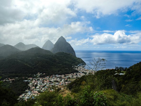 Hier lohnt sich schon die Buchung dieser Kreuzfahrt fast nur wegen der traumhaften Karibikinsel St. Lucia. Im Bild zu sehen sind Soufriere & The Pitons.