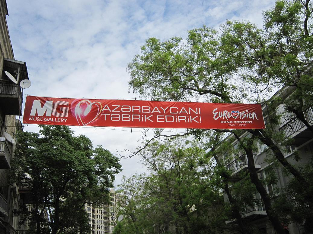 Eurovision 2012 Banner über der Straße in Baku. Foto: Wolfgang Hesseler