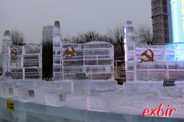 Eisfahnen der Kommunistischen Partei Chinas in Harbin