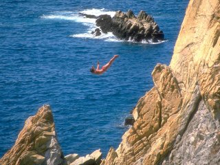 Saltadores de La Quebrada in Acapulco, wunderbare Körperhaltung