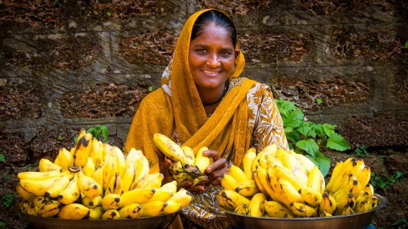 Unterwegs auf den Straßen von Goa, einem Stop auf dieser Kreuzfahrt. Hier eine Dame, die köstliche Bananen auf der Straße verkauft.