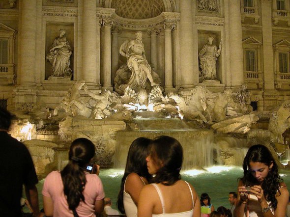 Menschen am Trevi Brunnen in Rom