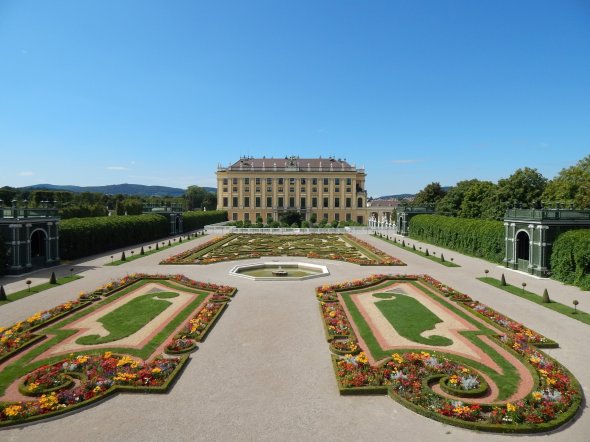 Schönbrunn Gardens, Wien, Schloss