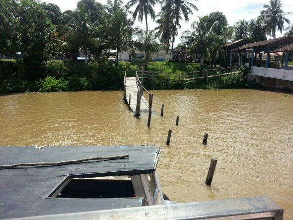 der voellig ueberschwemmte Pier von Sour, Brasilien