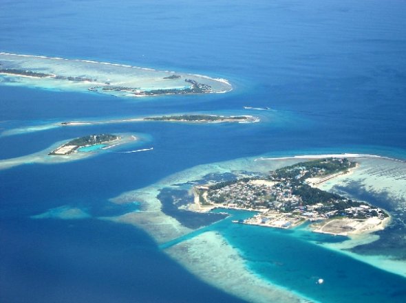 Den Malediven ganz nah. Diese Aufnahme entstand im Anflug auf den Flughafen von Male/Malediven.