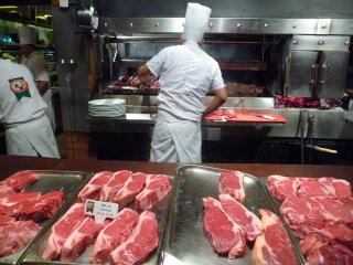 Einer der zahlreichen Restaurants in Argentinien, die bestes Rindfleisch in einer Showküche frisch zubereiten.